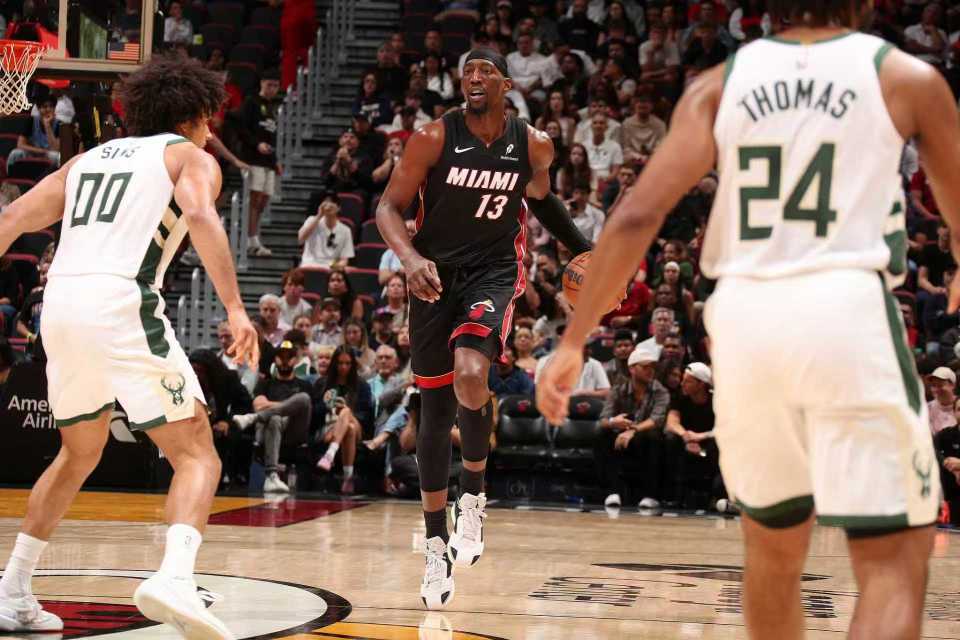 世界杯直播官网下载最新版-阿德巴约83分后轰21+8！热火险胜雄鹿豪取7连胜 字母哥31+6